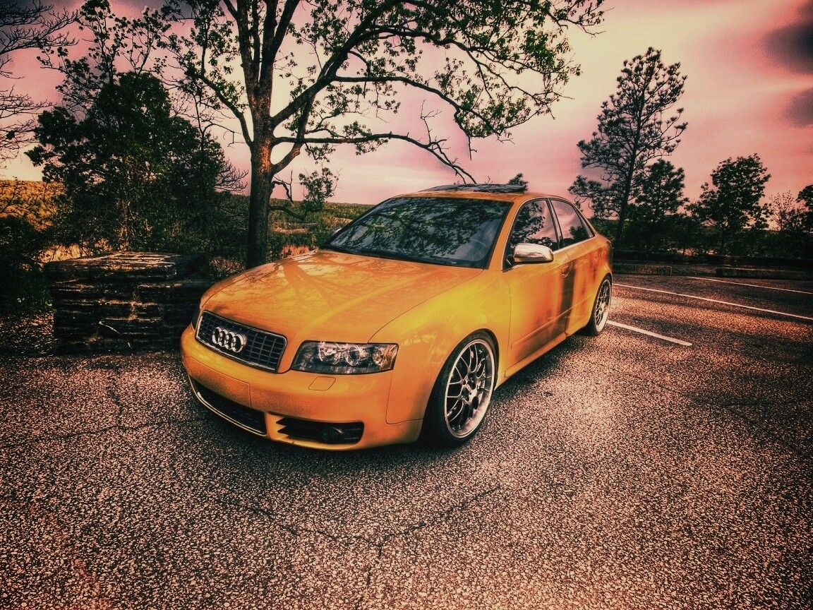 Желтый Ауди на дороге обои