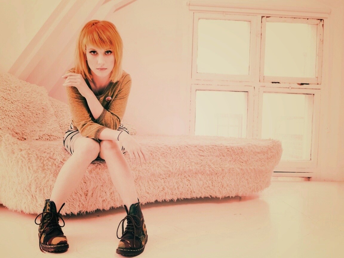 Рыжая в комнате обои