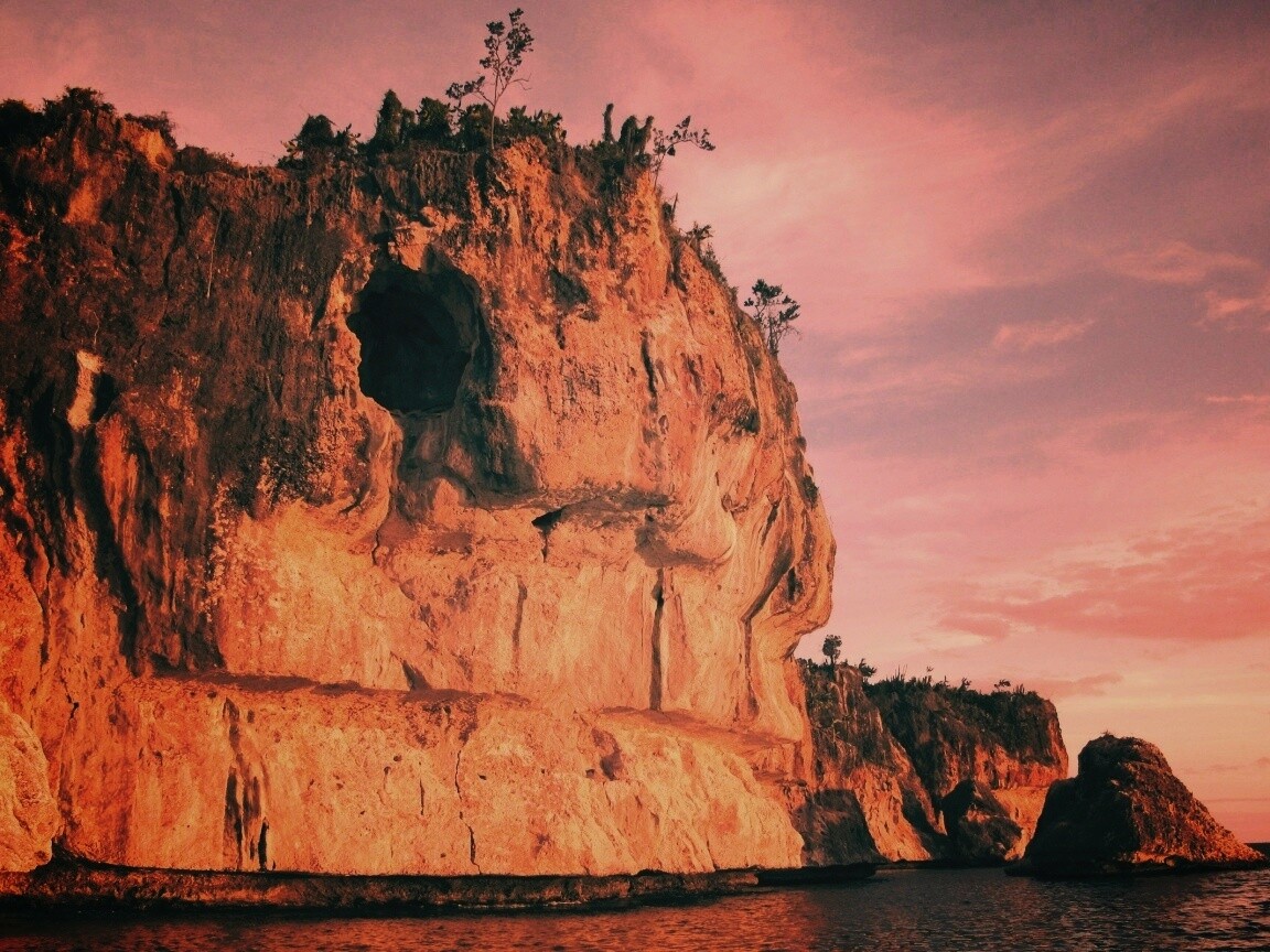 Пещера в скале над морем обои
