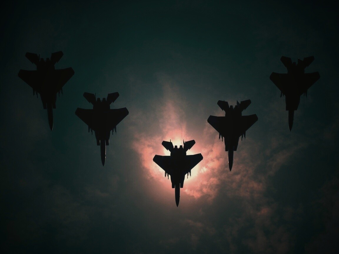 Ряд истрибителей на фоне солнца обои