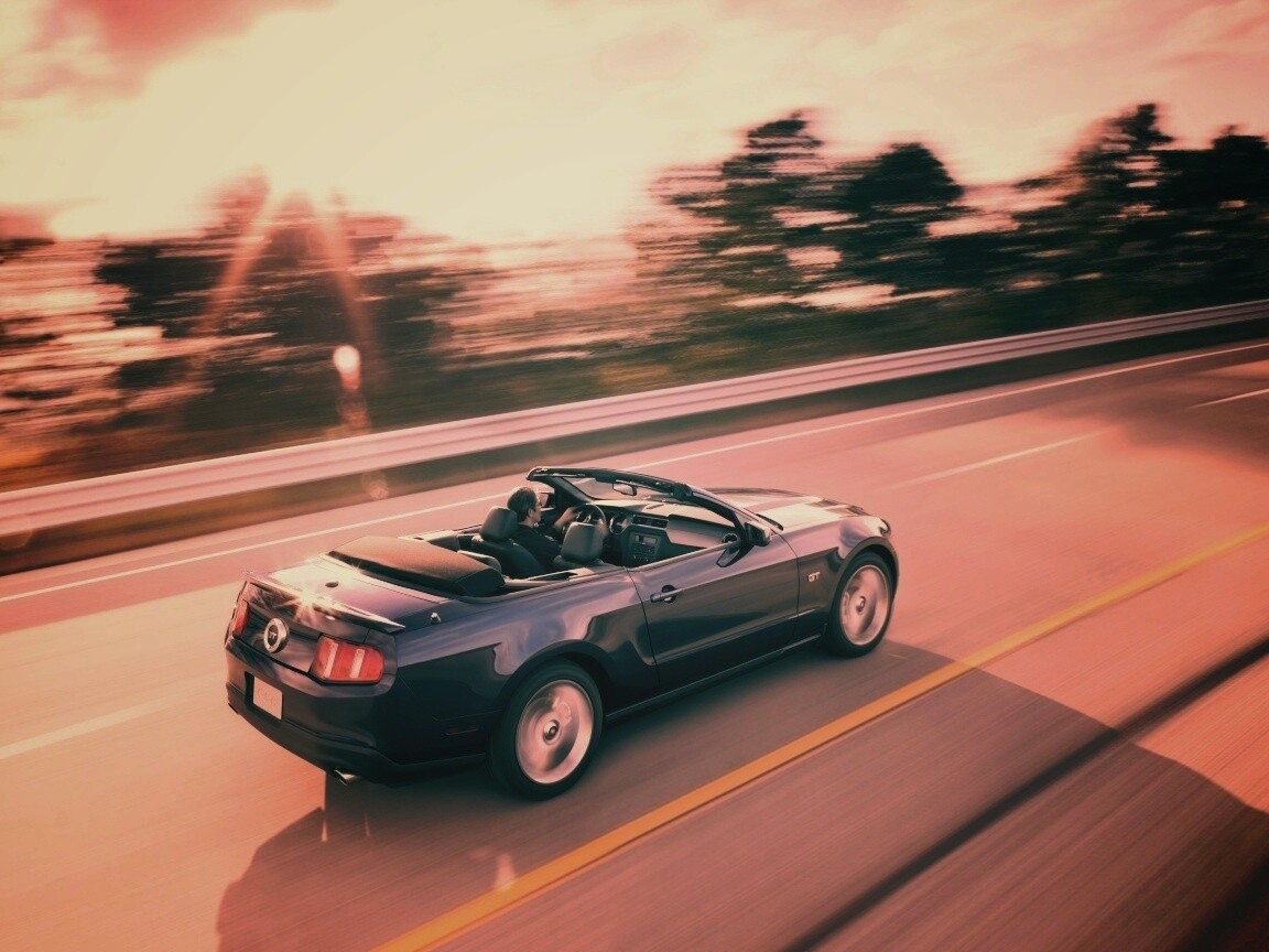 Машина на трассе обои