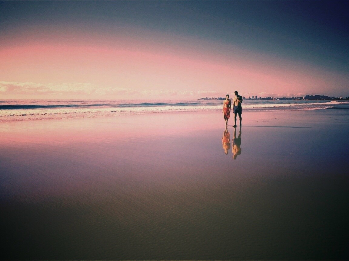 Прогулка у моря обои