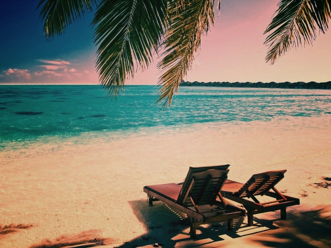 Шезлонги у самой воды обои