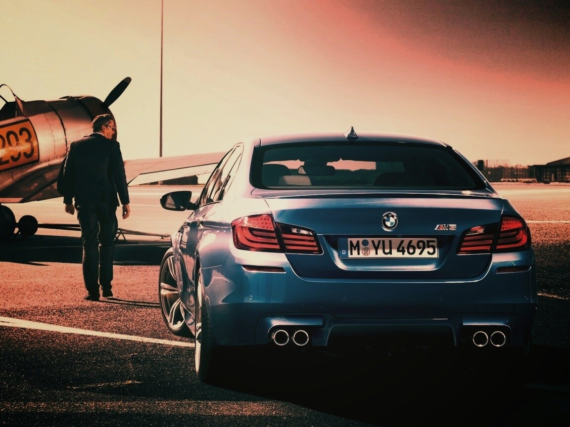BMW F10 M5 на аэродроме обои