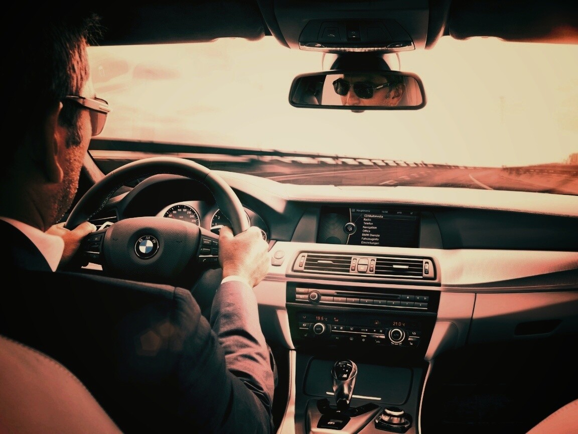За рулём BMW F10 обои