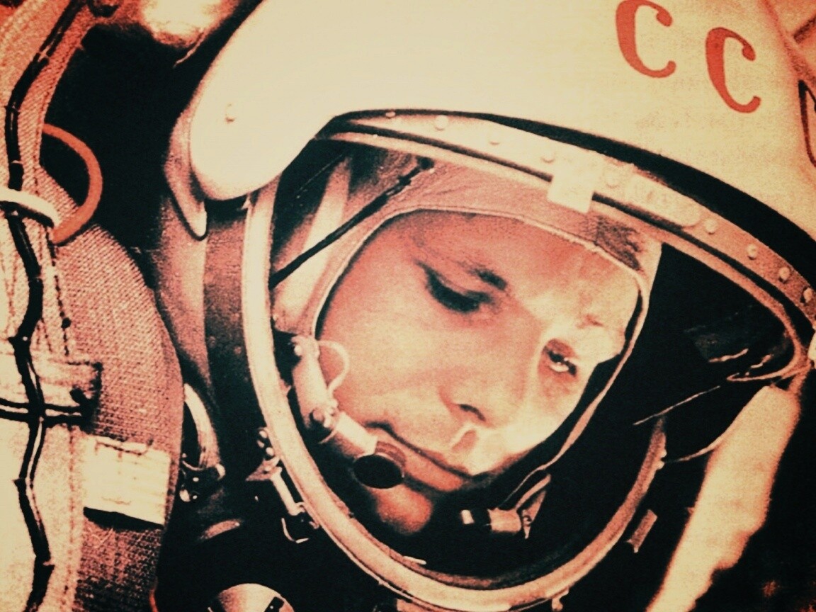Юрий Гагарин в скафандре обои