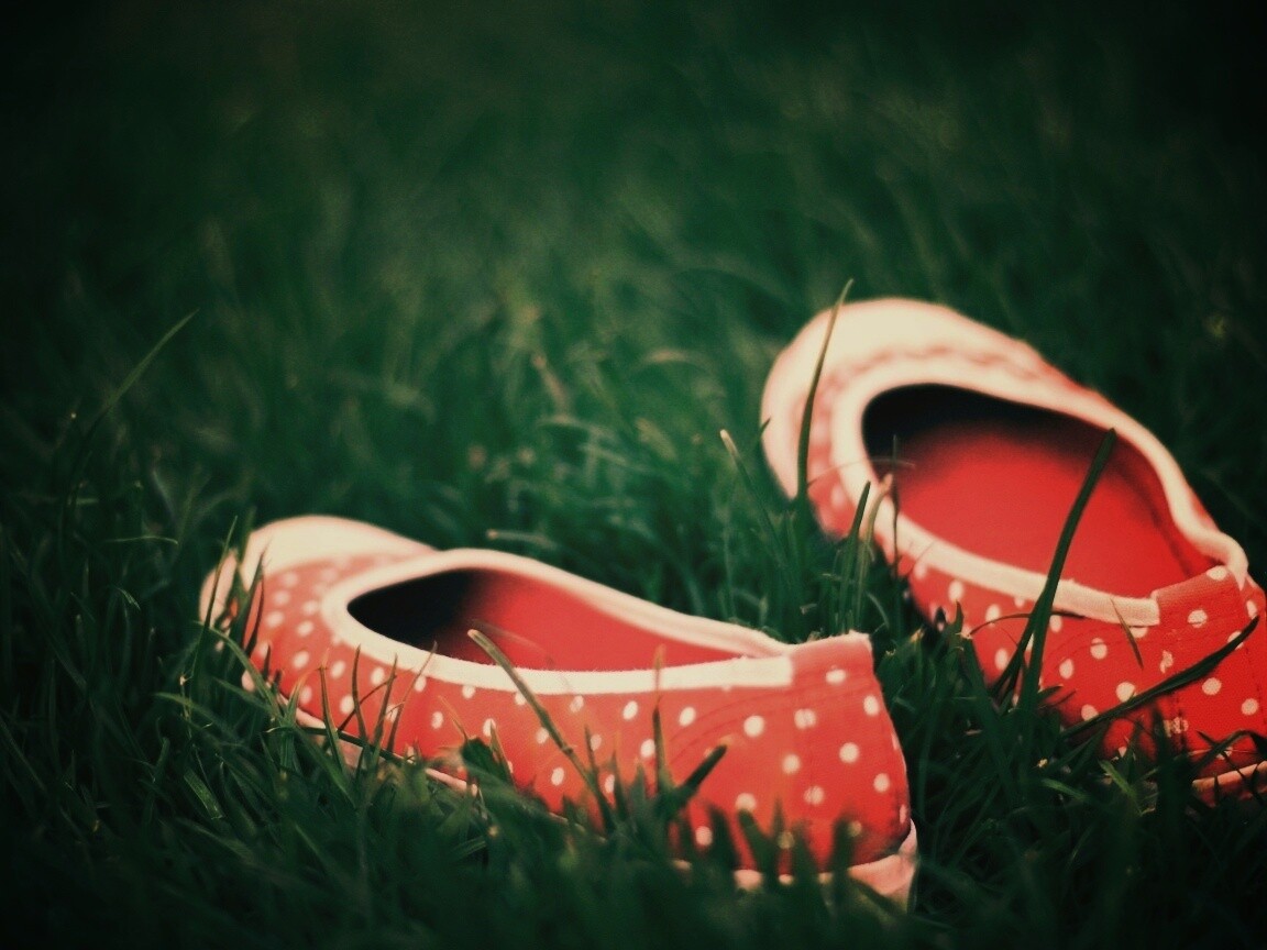 Красные тапки в горошек обои