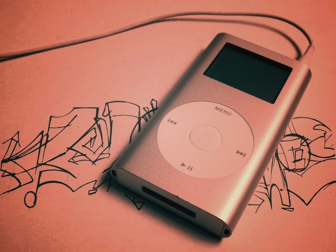 iPod на лиске с граффити обои