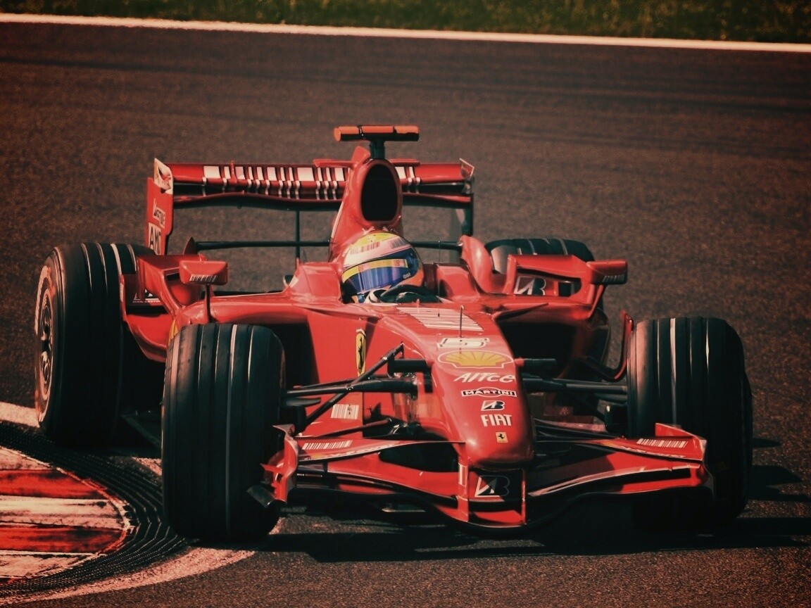 Болид Формула 1 на повороте обои