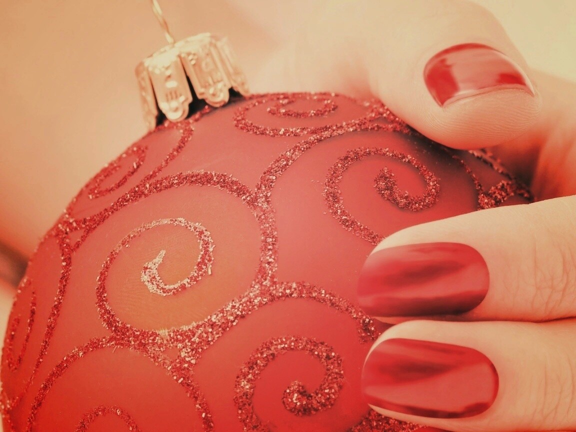 Елочная игрушка в руке обои