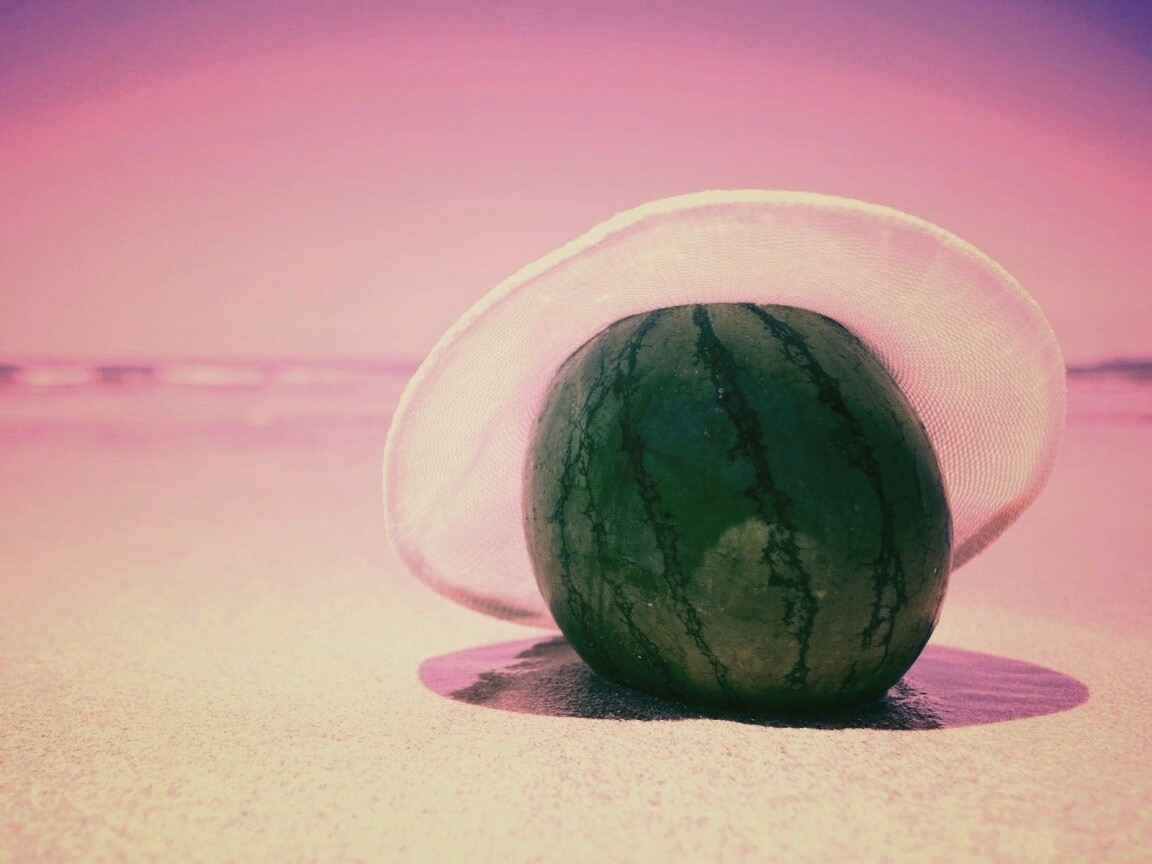 Арбуз в летней шляпке на пляже обои