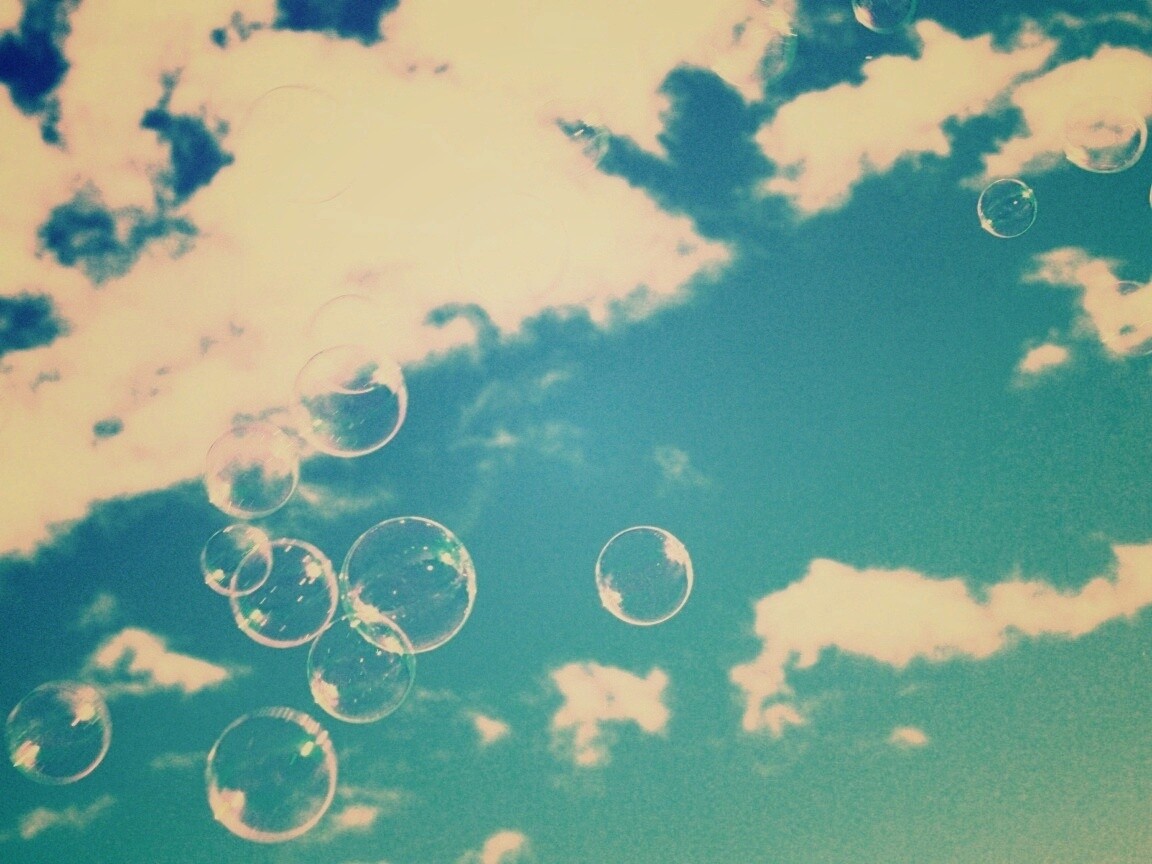 Мыльные пузыри в небе обои