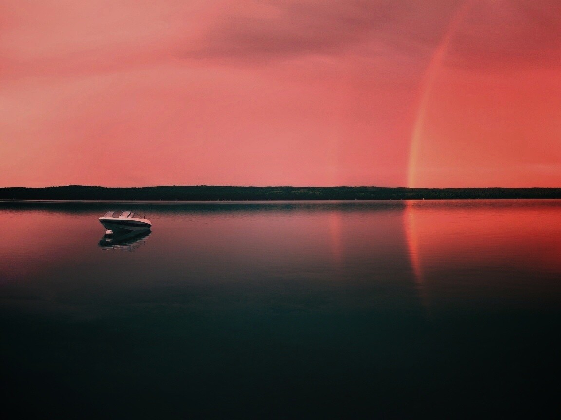 Катер на озере обои