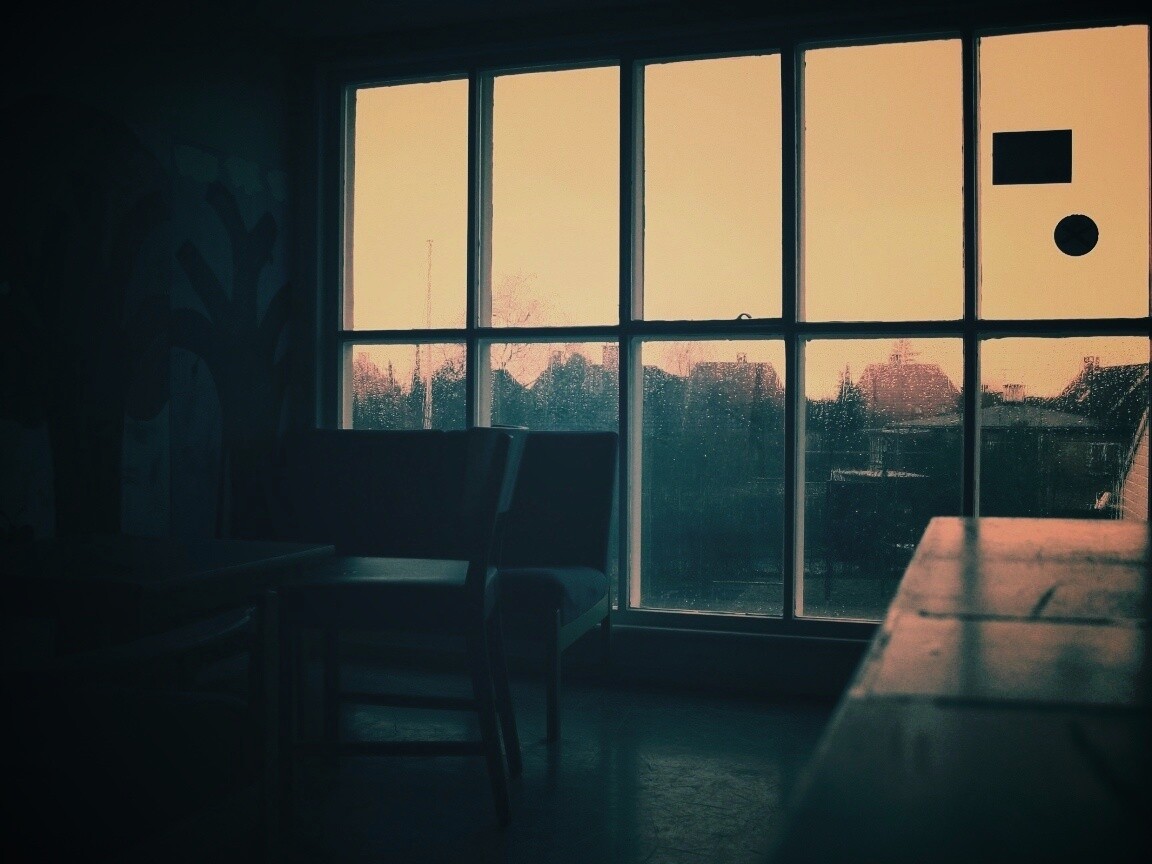 Тёмная комната и дождь за окном обои