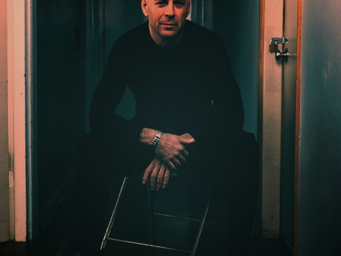 Брюс Уиллис на раскладном стуле обои