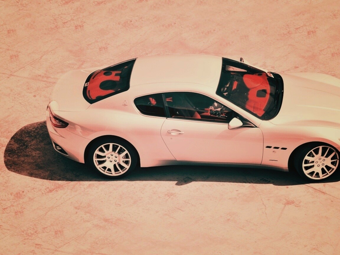 Белая мазерати на солнцепеке обои