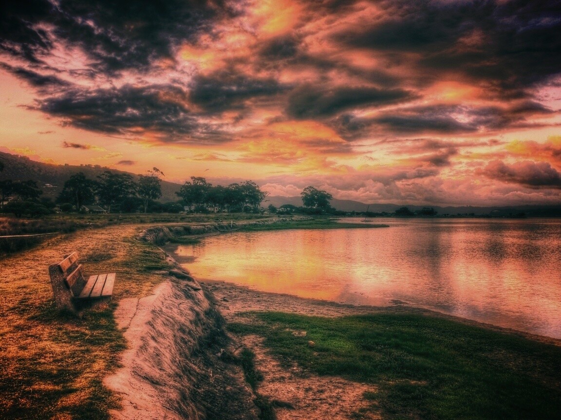 Скамейка у озера обои