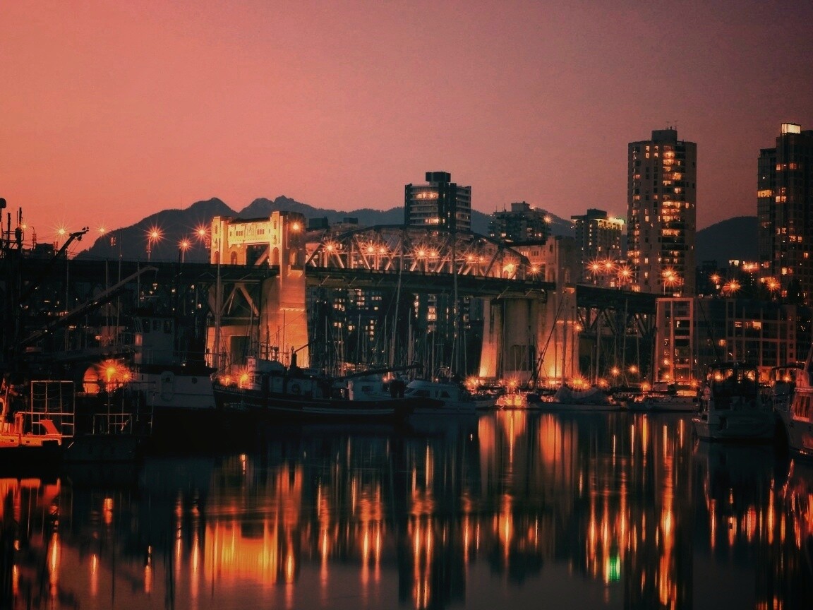 Мост и катера на закате обои