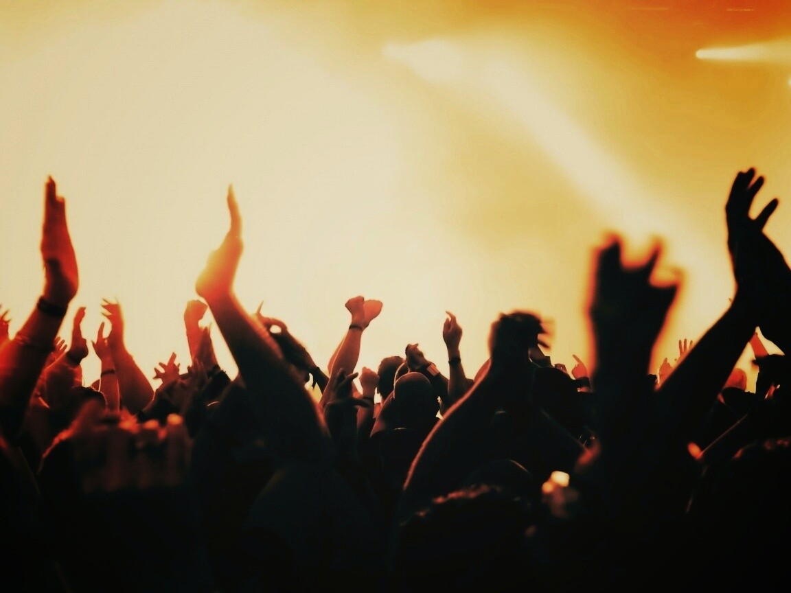 Руки людей на концерте обои