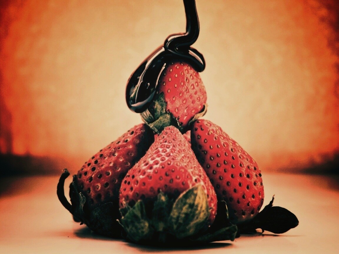 Аппетитная клубничка с шоколадом обои