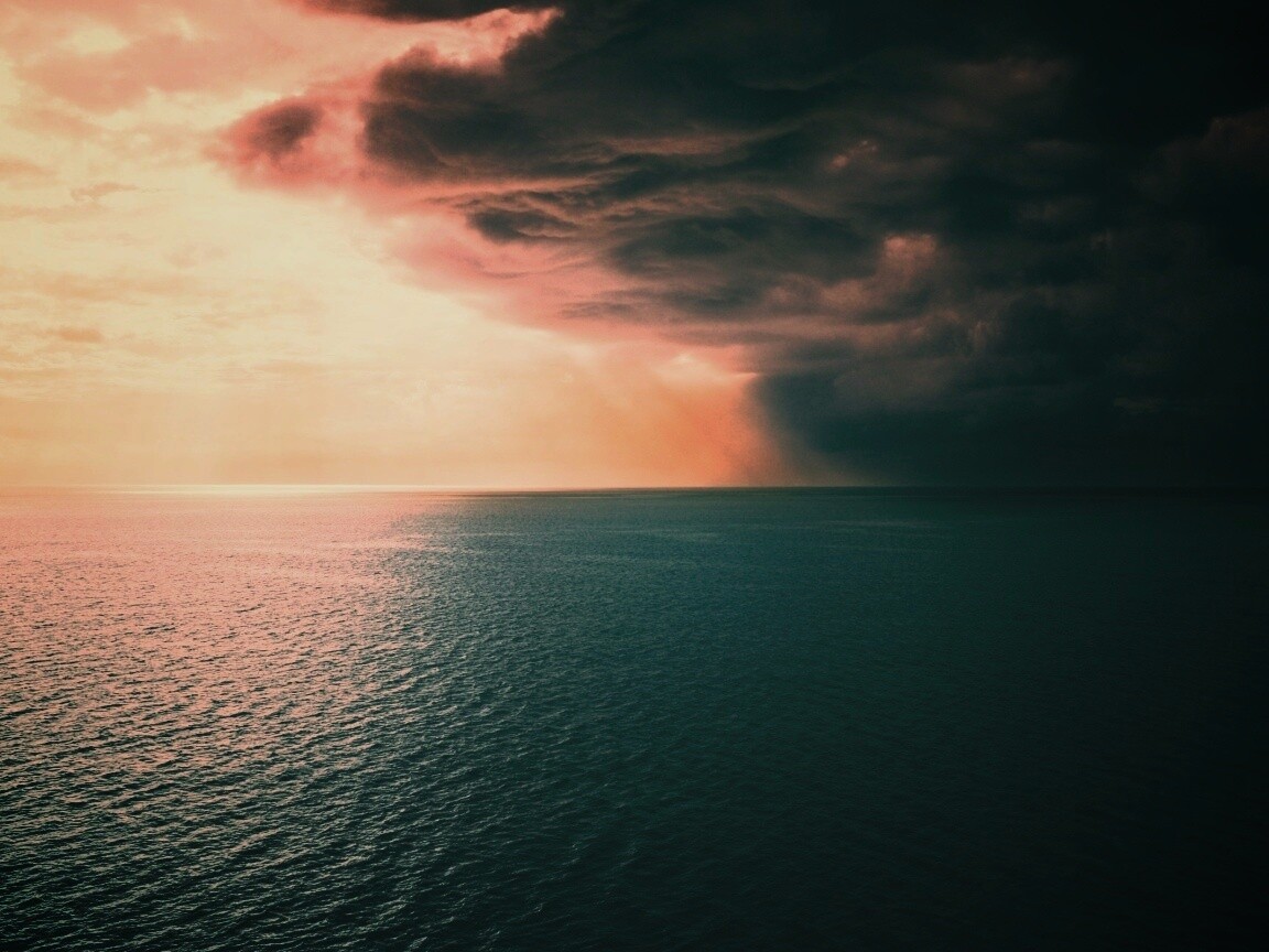 Синее море и грозные тучи обои