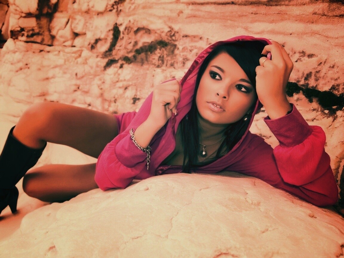 Девушка в розовой накидке обои