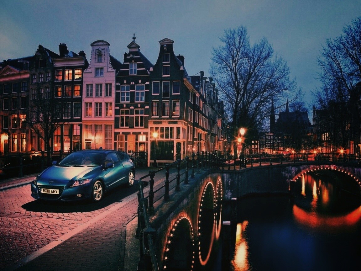 Автомобиль на мосту в свете фонаря обои