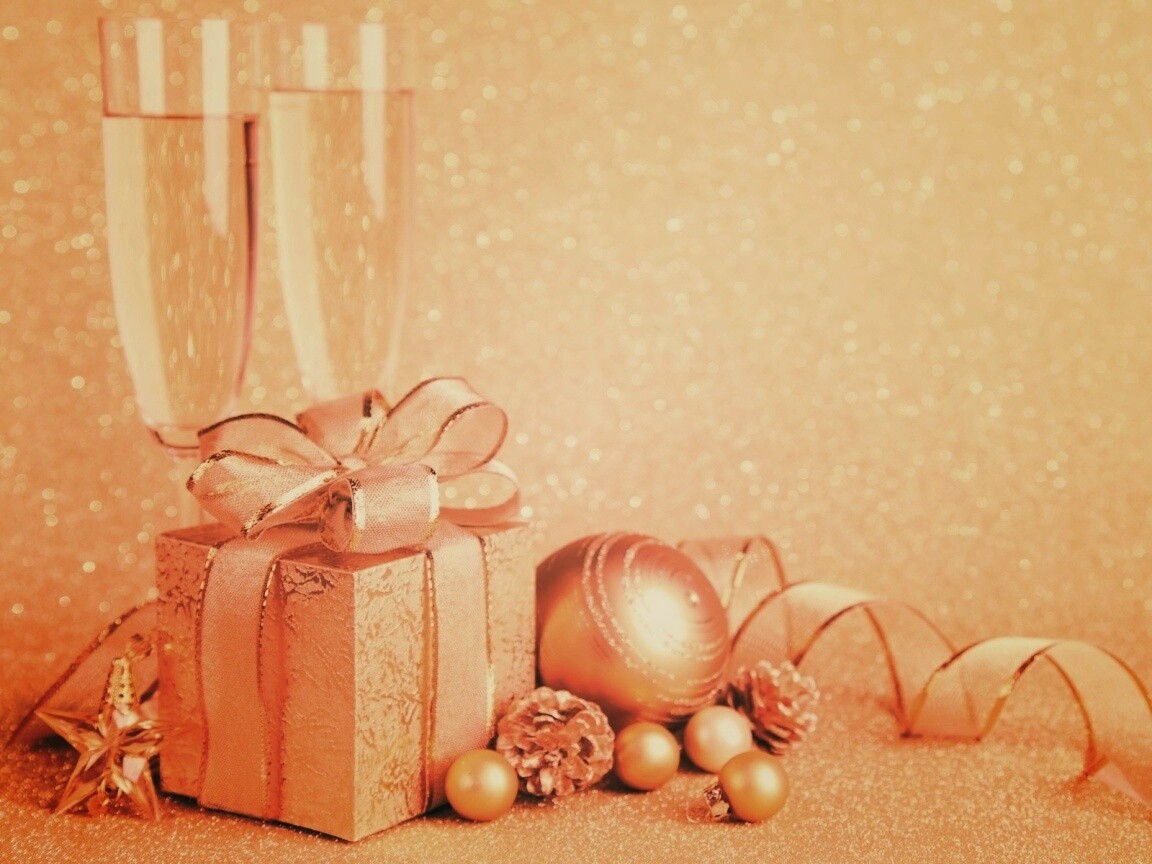 Подарок и бокалы шампанского обои