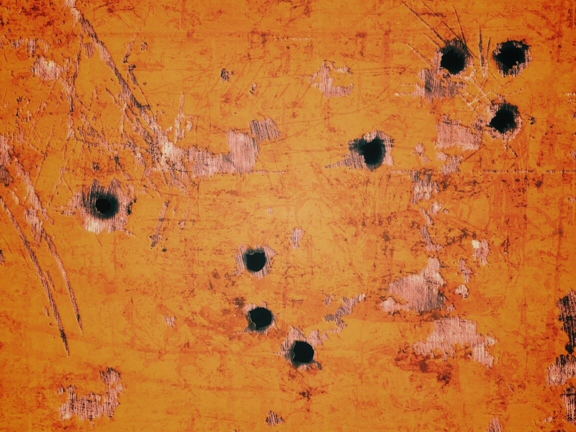 Пулевые отверстия в желтом листе обои