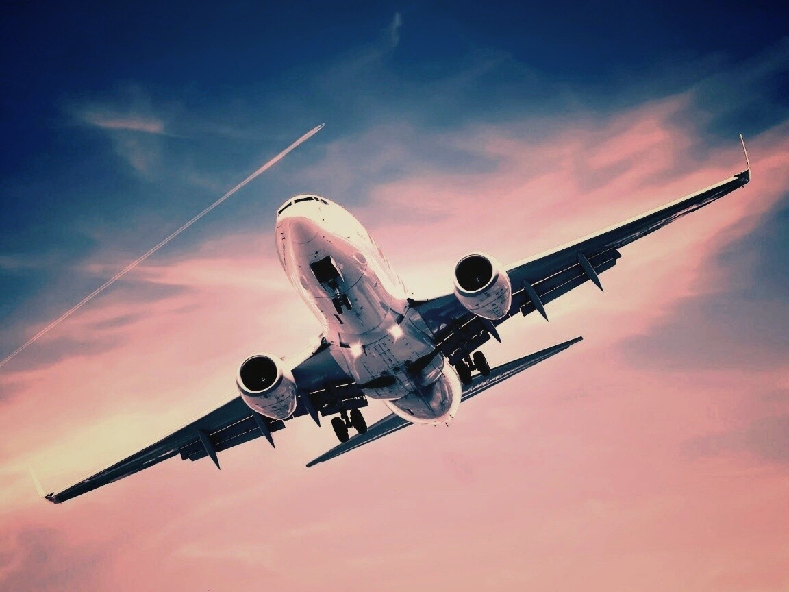 Лайнер в небе обои