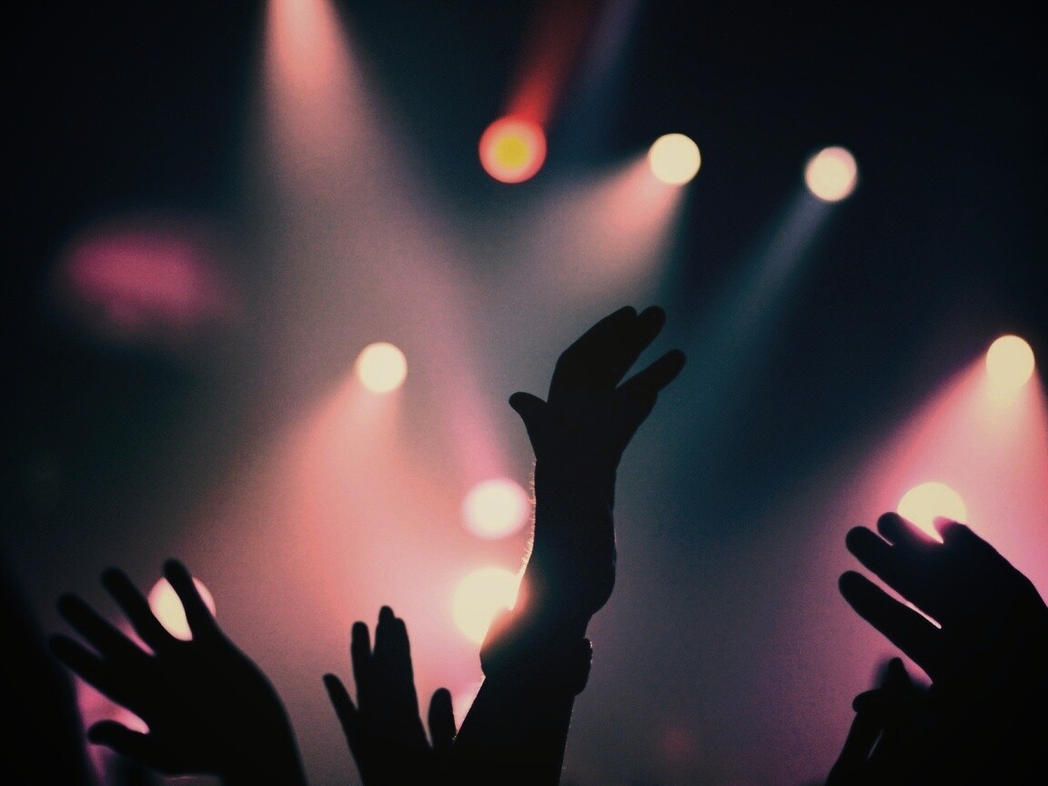 Руки людей на концерте обои