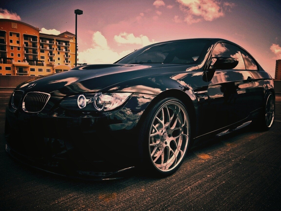 Красивый черный BMW на парковке обои