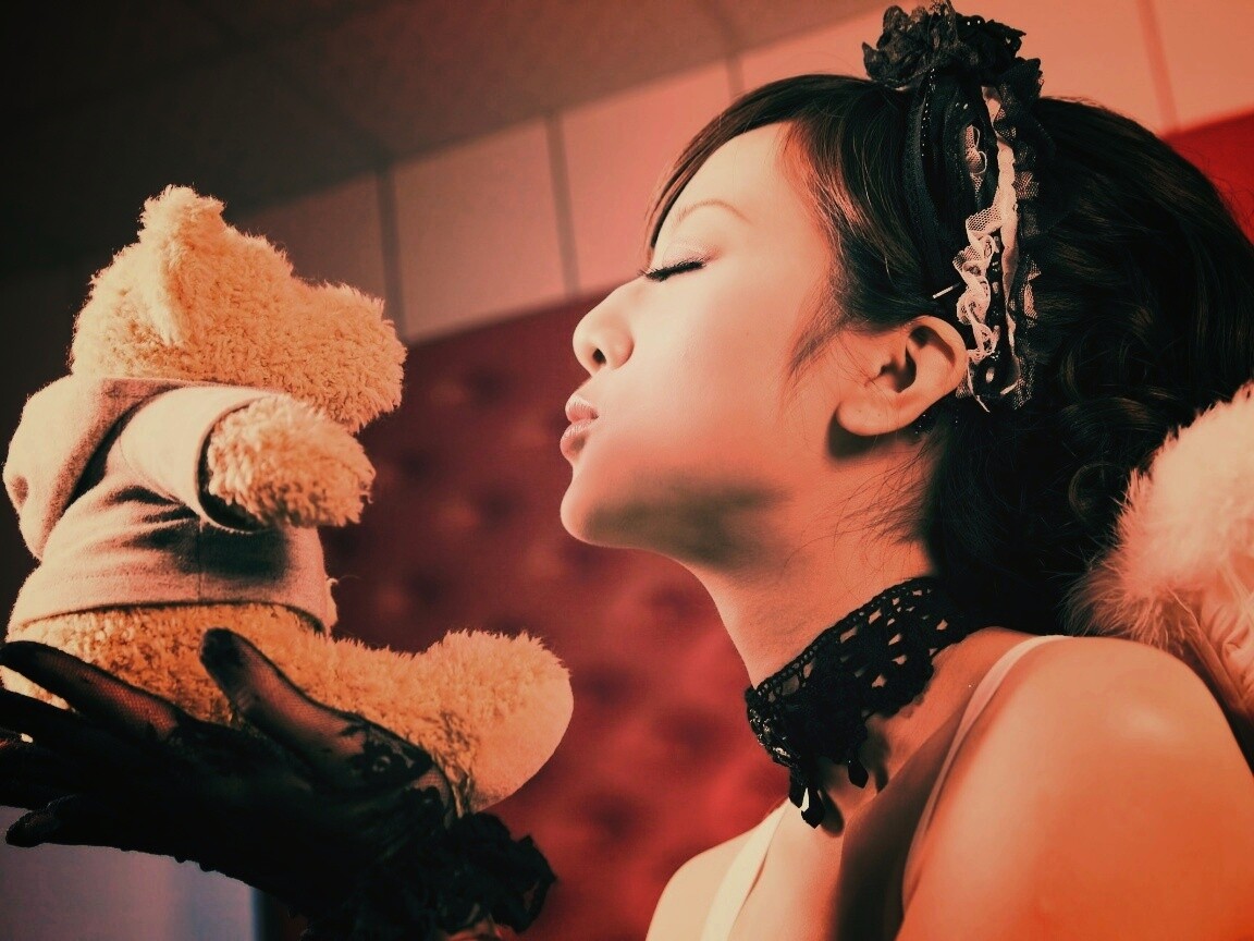 Азиатка любит медвежонка обои