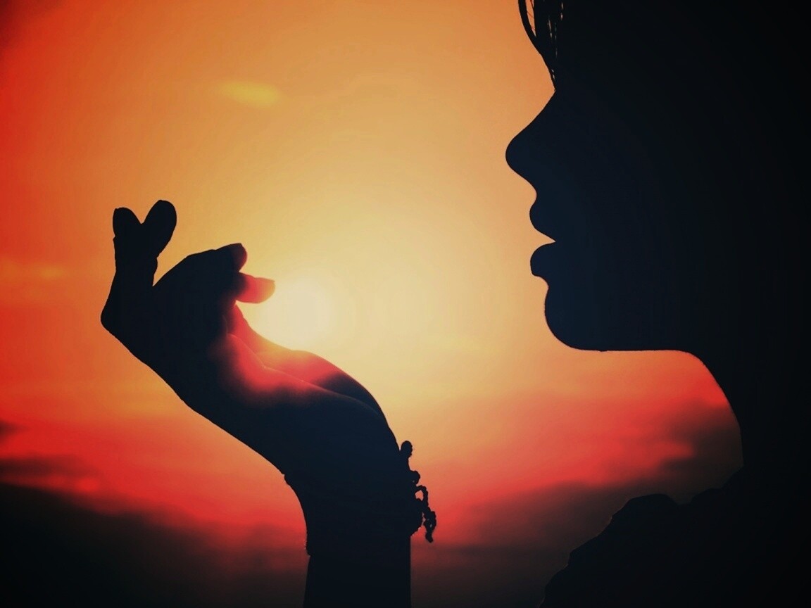 Солнце в ладони обои