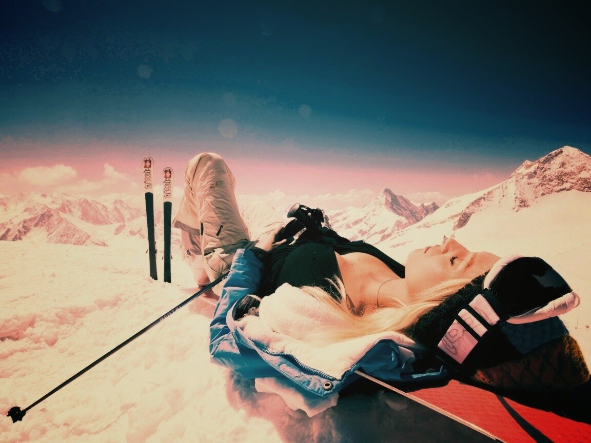 Лыжница отдыхает в горах обои