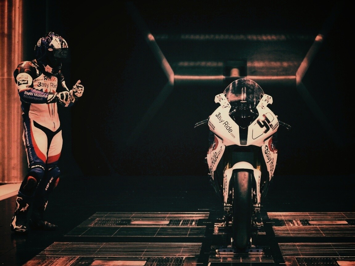 Мотоцикл на тестовом стенде обои