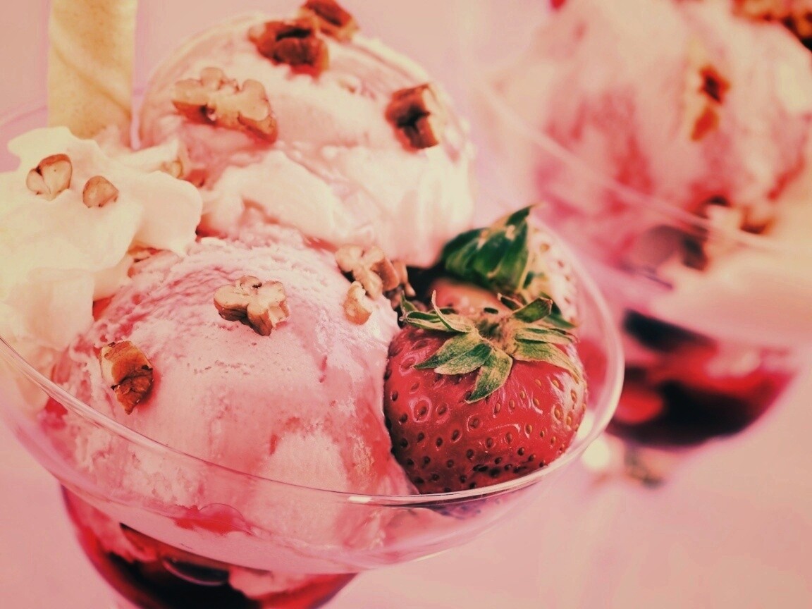 Клубничное мороженное обои