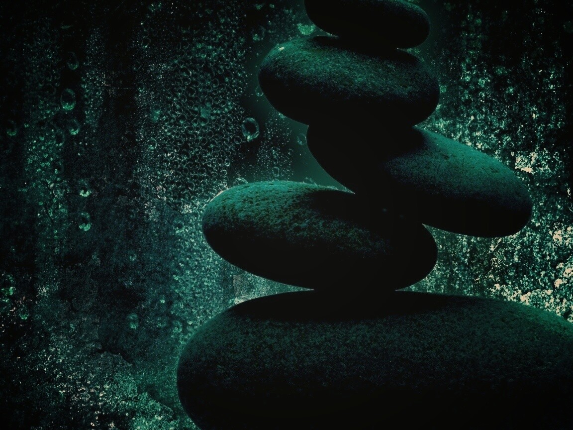 Башня из камней под водой обои