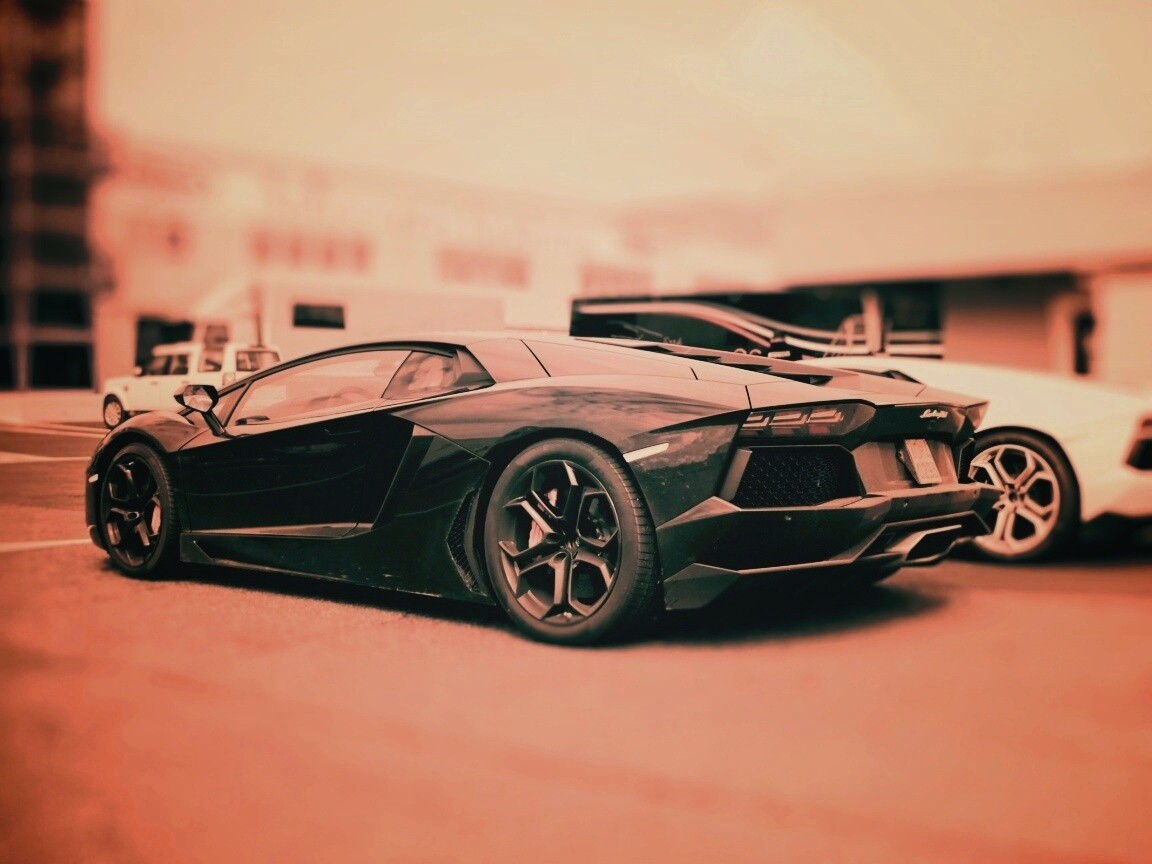 Ламборджини ревентон на парковке обои