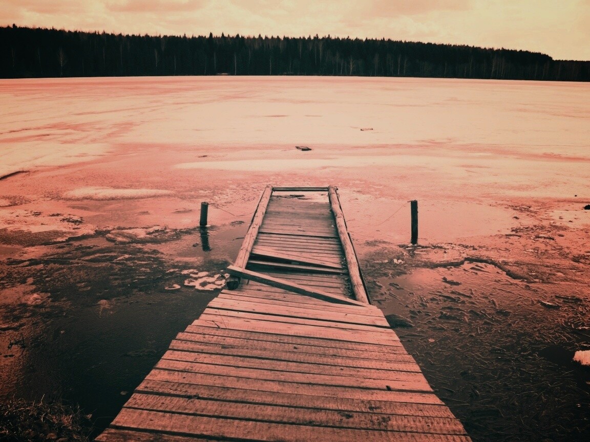 Пирс на замерзшем озере обои