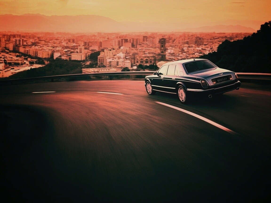 Черный Бентли на повороте обои