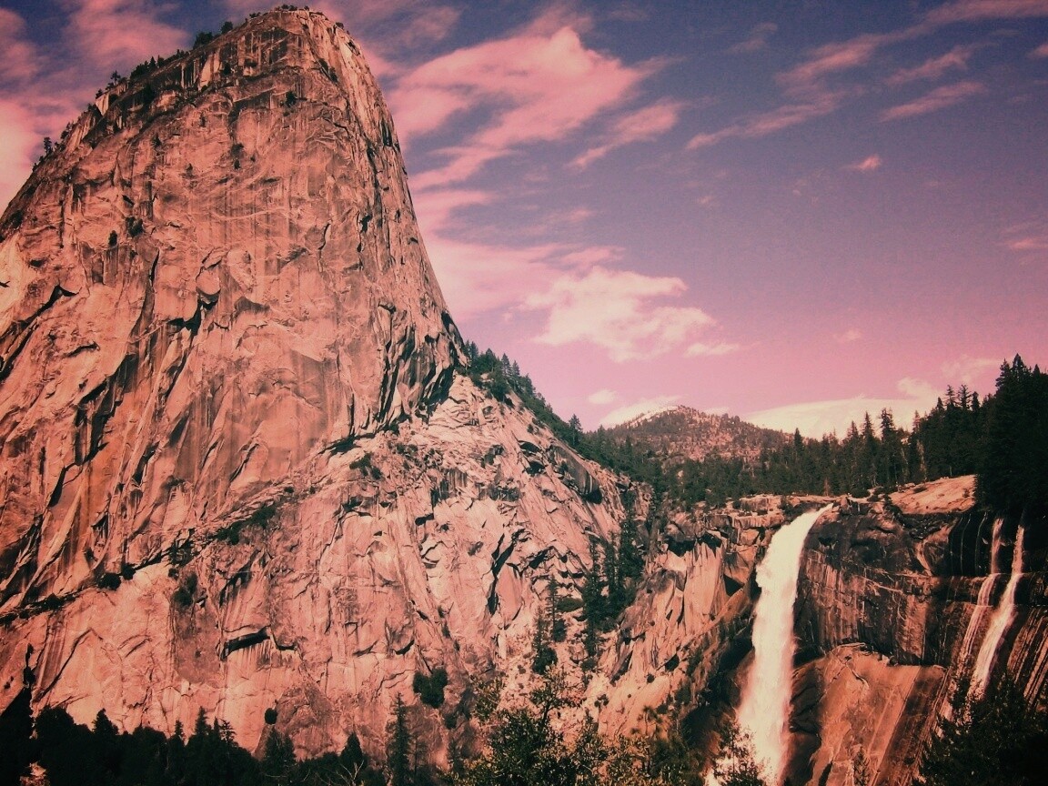 Скалы и водопад обои