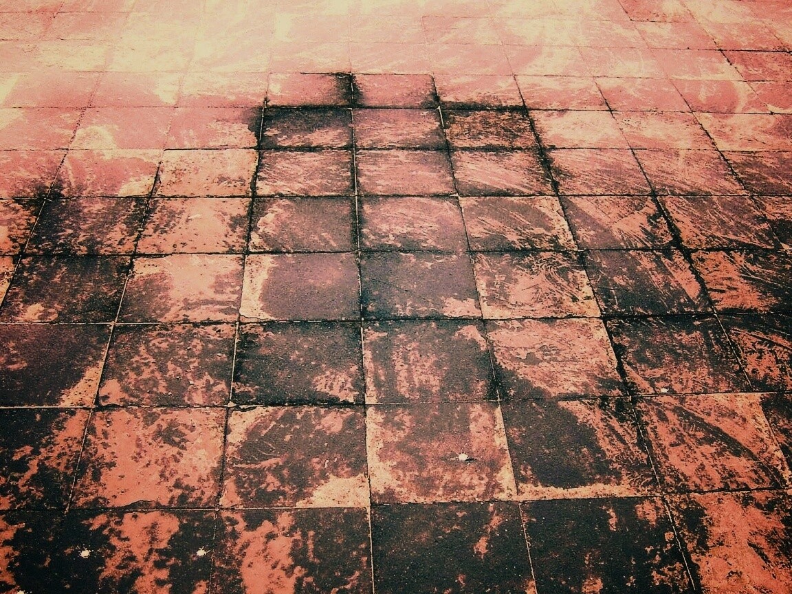 Дорога из серой плитки обои