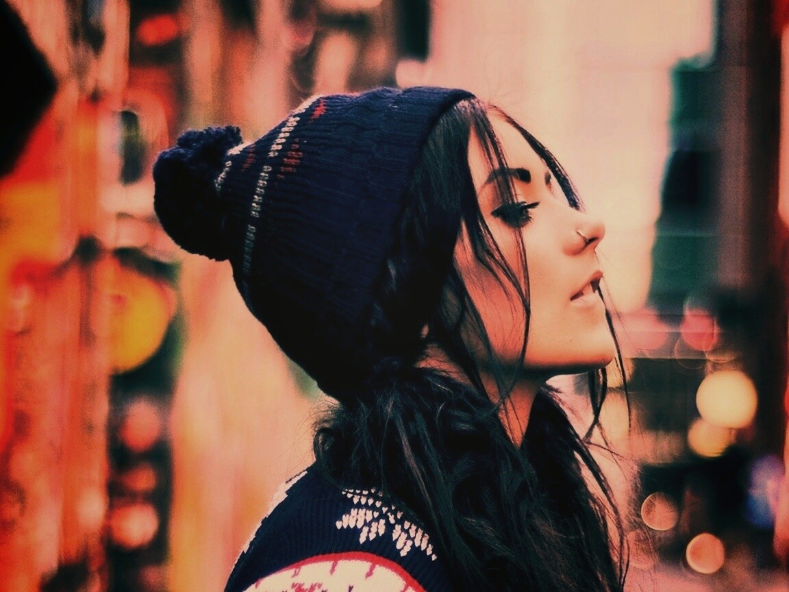 Девушка в шапке обои