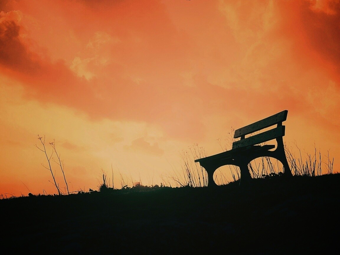 Силуэт скамейки на фоне неба обои