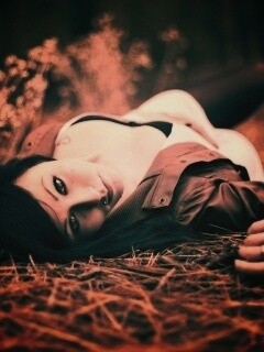 Лежащая на траве обои