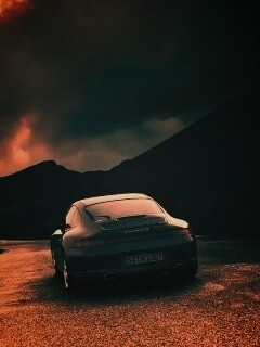 Черный Порше на горной дороге обои