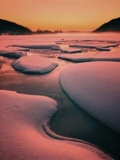 Полынья на замерзшем озере обои