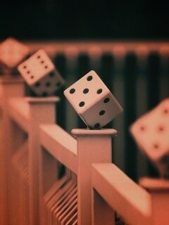 Игральные кости украшающие перила обои
