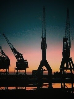 Силуэты портовых кранов обои